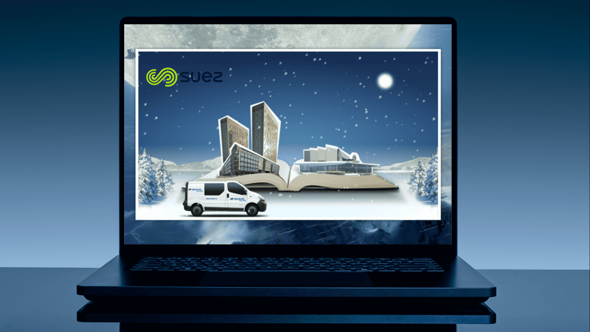 Visuel du projet de communication digitale ``La Cité des Bâtisseurs`` conçu par SAY Agency pour Suez, affiché sur un ordinateur portable dans un environnement hivernal.