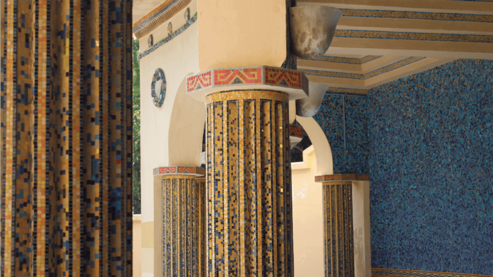 Détail des motifs géométriques en céramique réalisés par le maître mosaïste Odorico.