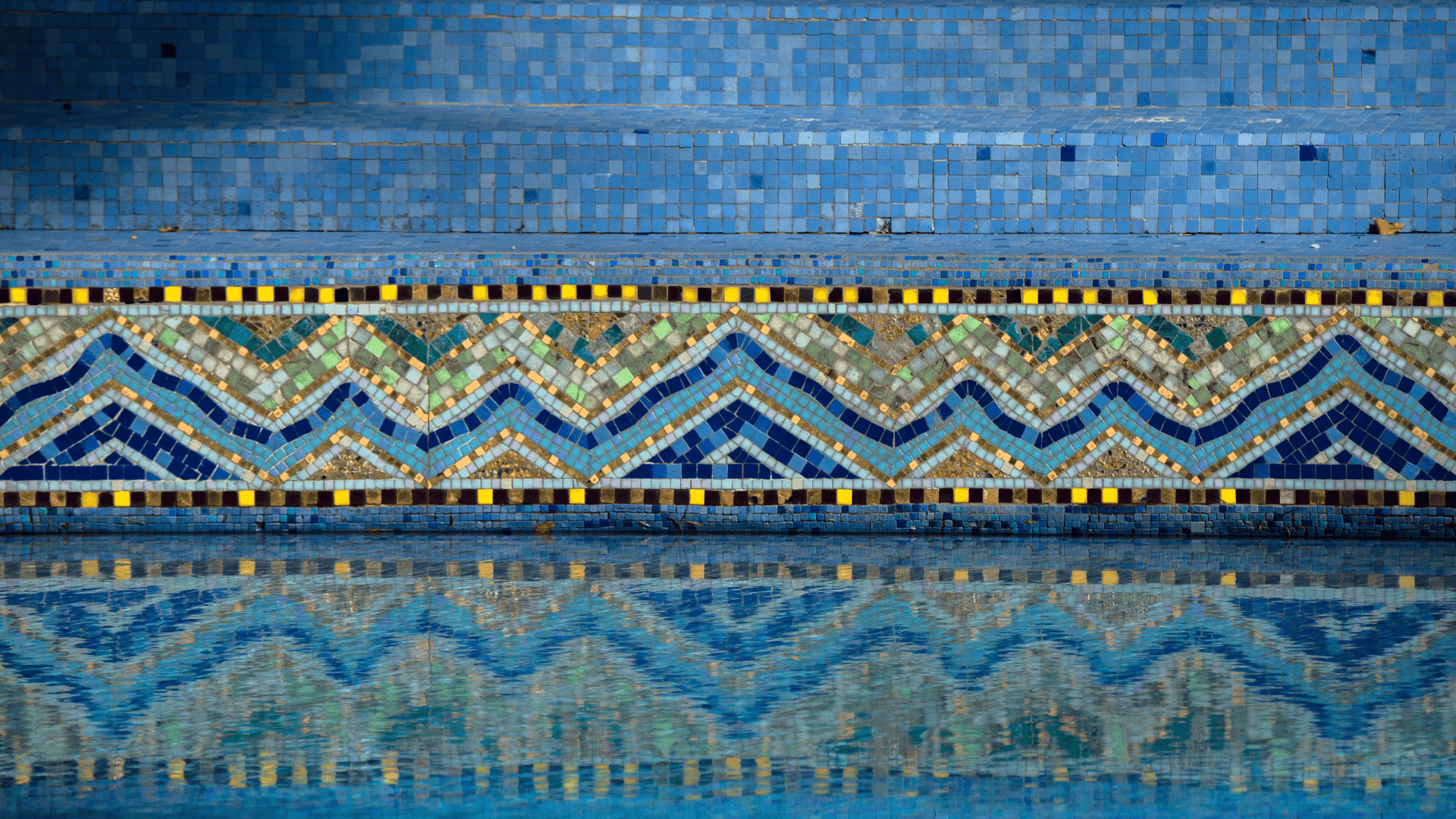 Détail des motifs géométriques en céramique réalisés par le maître mosaïste Odorico.